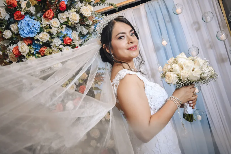 Sesión fotográfica de la novia antes de la ceremonia.