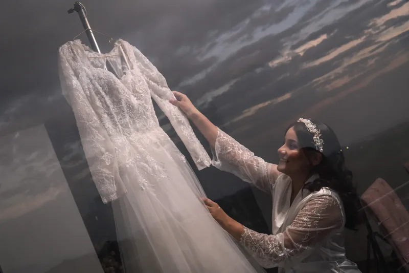 La novia posando con su vestido de novia.