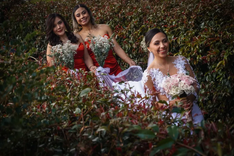La novia con el vestido de novia, en el Tolima.
