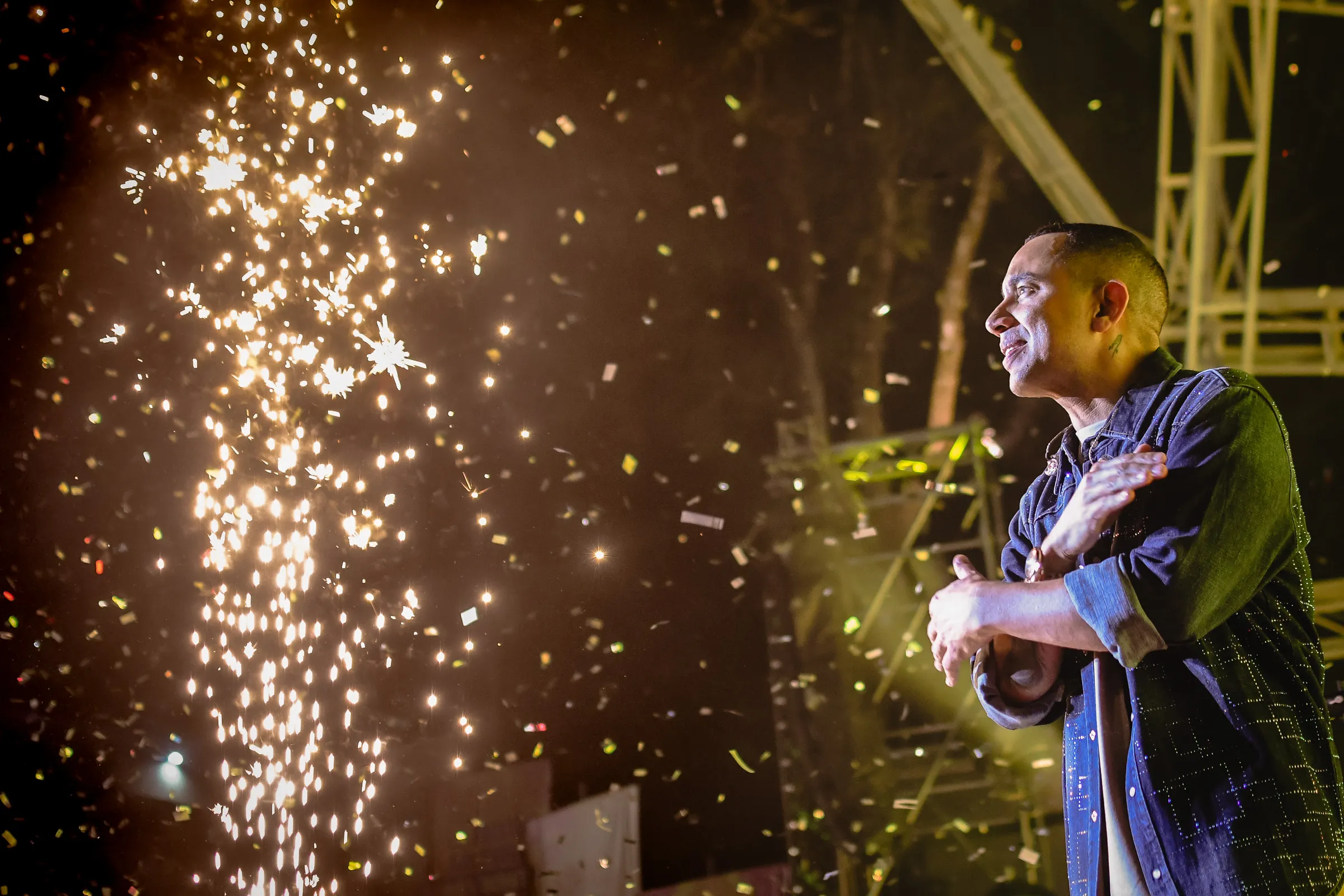 Artista musical en escena durante un concierto en Ibagué.