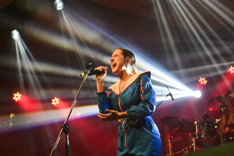 Artista musical en escena durante un concierto en Ibagué.