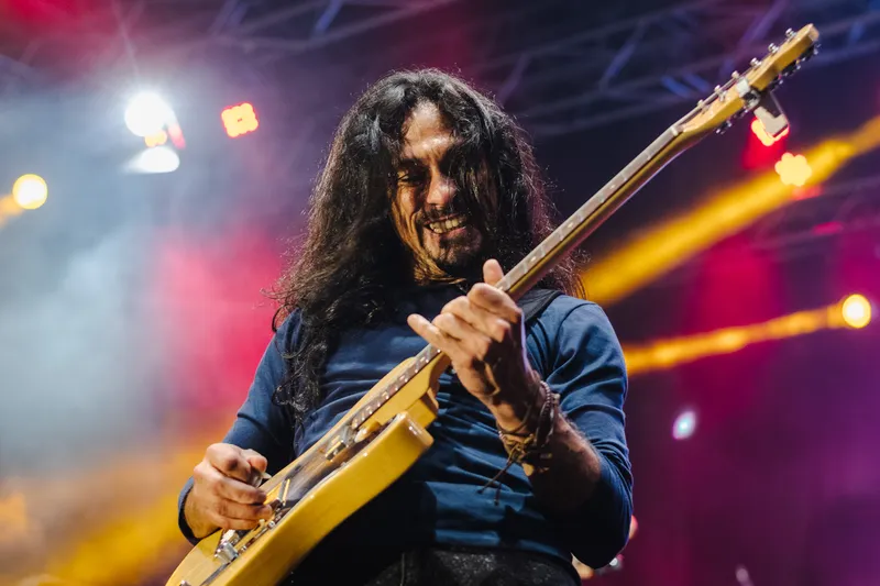 Artista musical en escena durante un concierto en Ibagué.