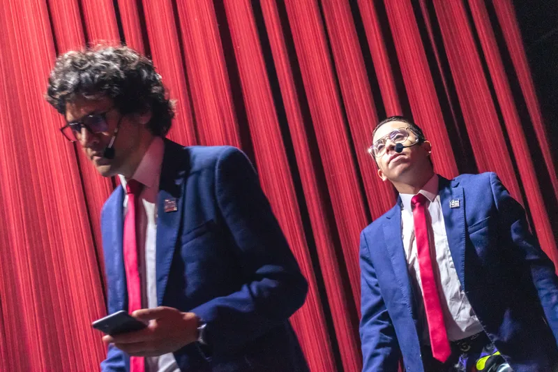 Comediante en escena durante una presentación de stand-up en Ibagué.