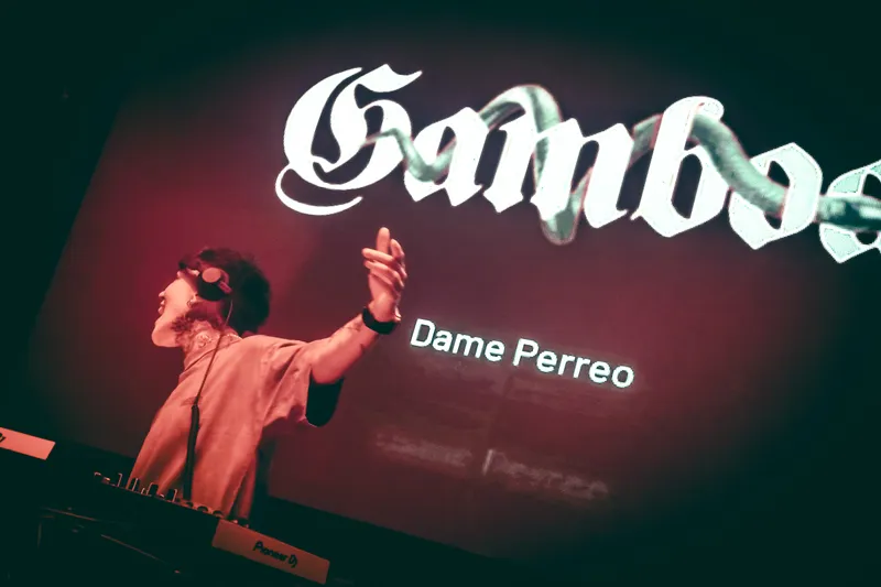 DJ en cabina durante una presentación en vivo en Ibagué.