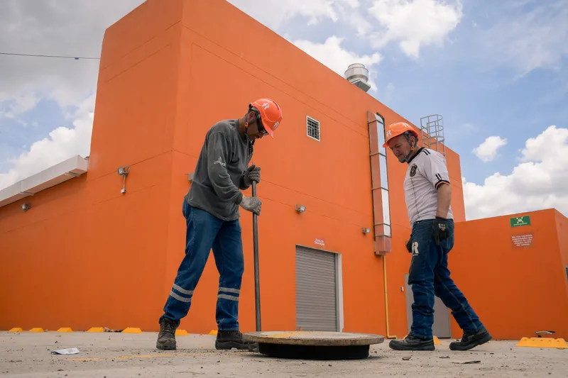 Técnicos del sector eléctrico realizando una maniobra en Bogotá.