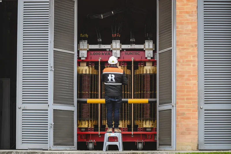 Técnicos del sector eléctrico realizando una maniobra en Mosquera.