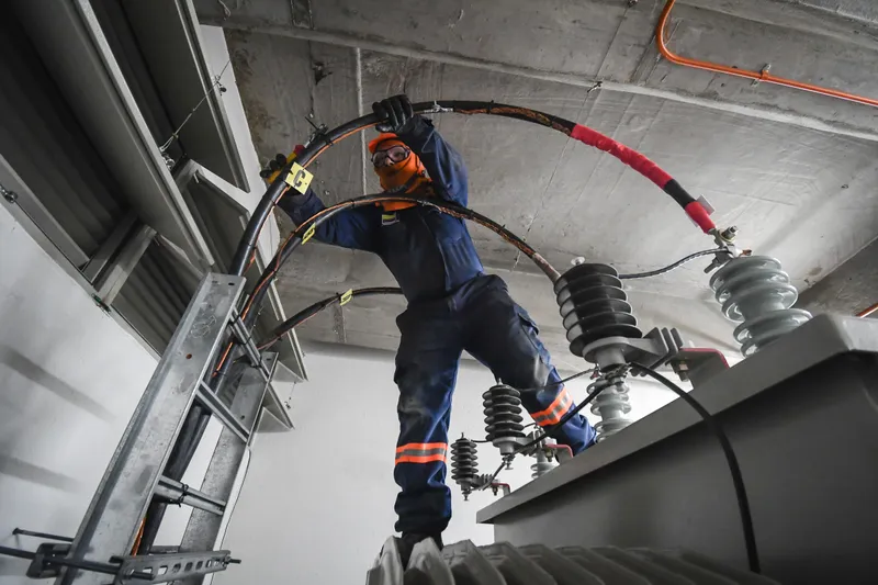 Técnicos del sector eléctrico realizando una maniobra en Mosquera.
