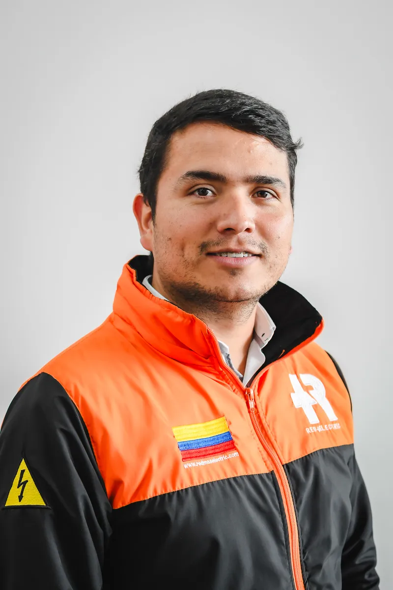 Retrato de un equipo de trabajo del sector eléctrico en Bogotá.