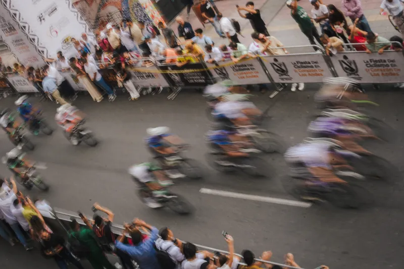 Ciclistas compitiendo en una prueba en Ibagué.
