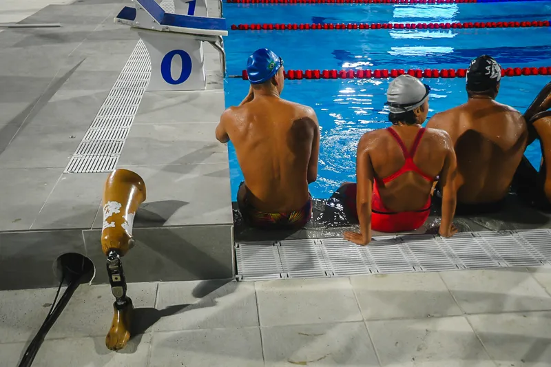 Nadador compitiendo en una piscina en Ibagué.