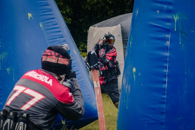 Jugadores de paintball durante una partida en Ibagué.