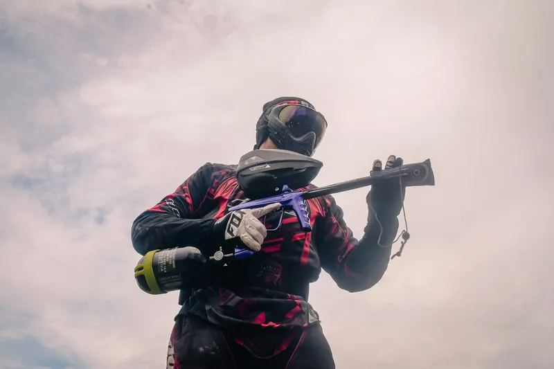 Jugadores de paintball durante una partida en Ibagué.