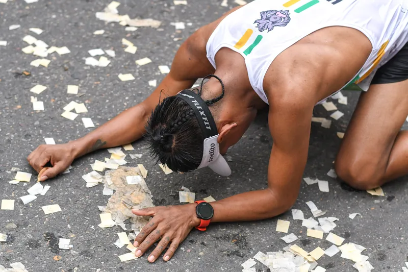 Corredores participando en una carrera atlética en Ibagué.