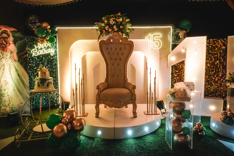 Salón decorado para una fiesta de quince años en Ibagué.
