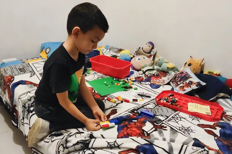 Niños jugando en una habitación en Ibagué.